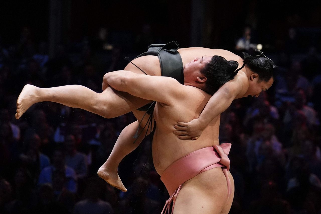 Midorifuji battles with Ura in the Makuuchi Division bout on day four of the Grand Sumo Tournament
