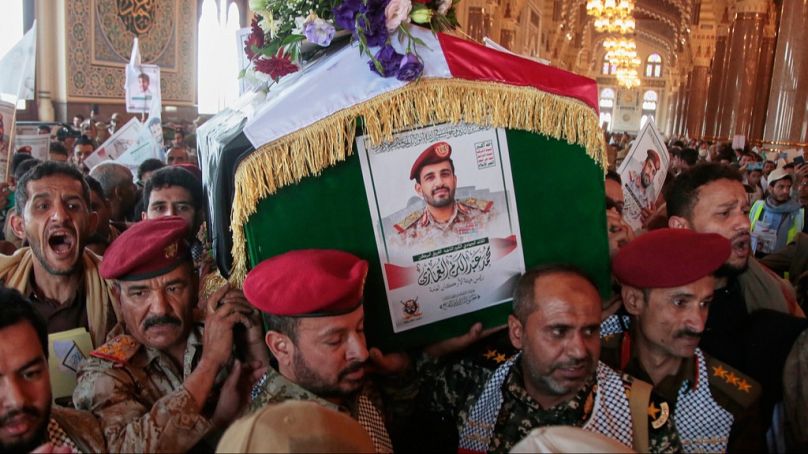 Apoiantes Houthi carregam o caixão do Major-General Muhammad Abdul Karim al-Ghamari em Sanaa, Iémen, segunda-feira, 20 de outubro de 2025.