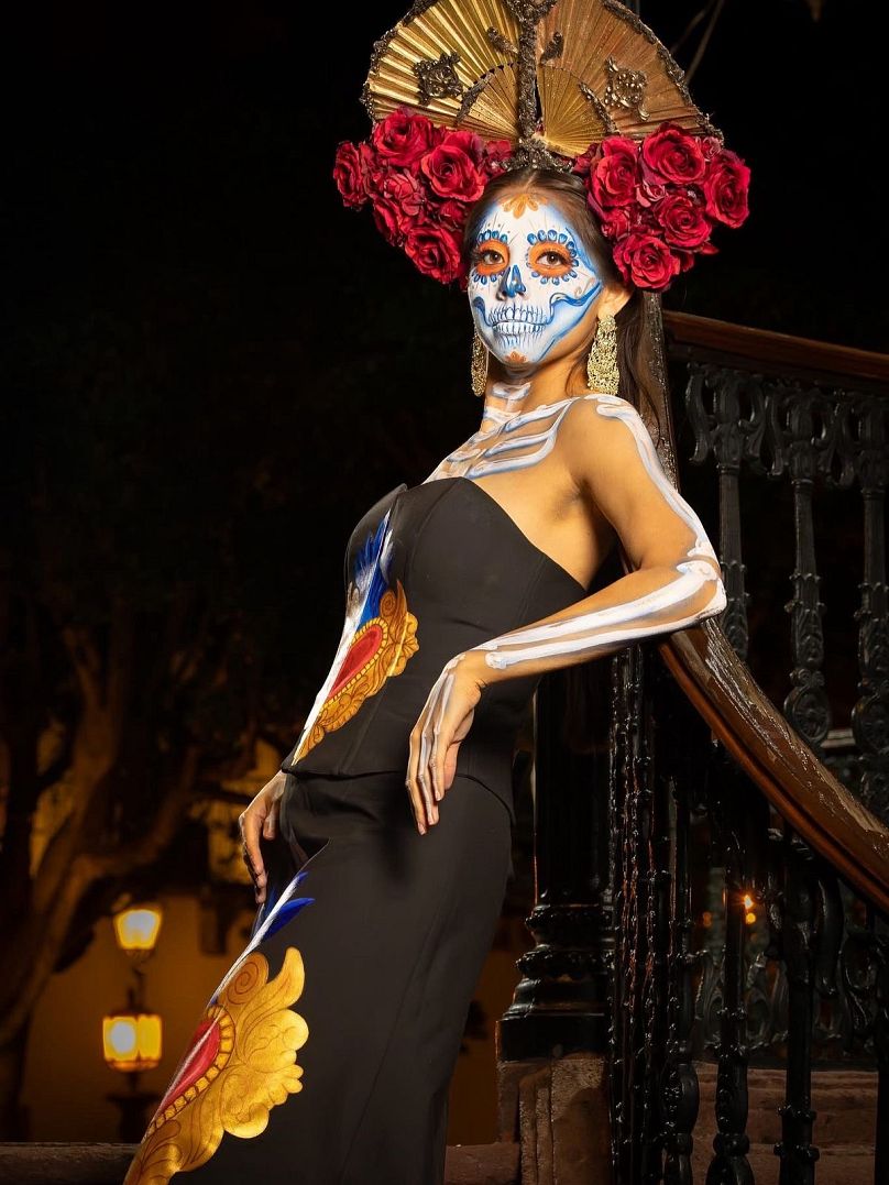 Una mujer maquillada con motivo del Día de Muertos.
