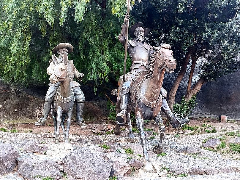 Imagen de una estatua del Quijote y Sancho Panza en México.