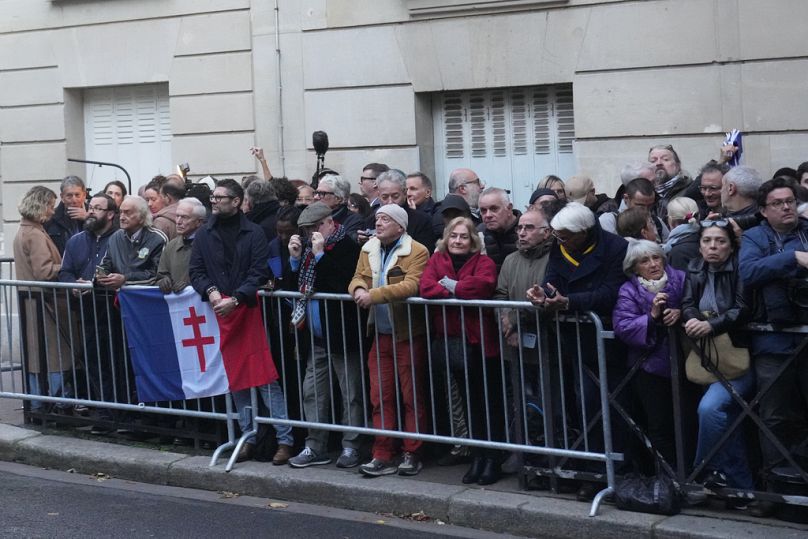 Un rassemblement à proximité du domicile de l'ancien président français Nicolas Sarkozy, le 21 octobre 2025.