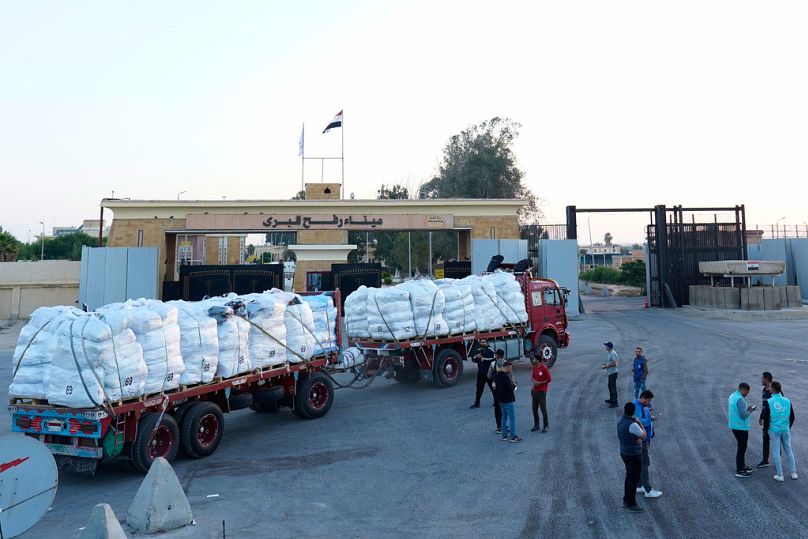 شاحنة مساعدات إنسانية تعبر البوابة المصرية لمعبر رفح متجهة للتفتيش قبل دخولها غزة، في 20 أكتوبر 2025.