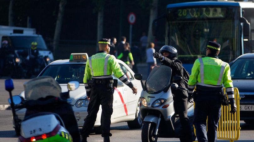 Un motocycliste se dispute avec la police après que celle-ci a coupé le boulevard Gran Via à la circulation privée, lors de la Journée européenne sans voiture à Madrid (Espagne), le 22 septembre 2015.