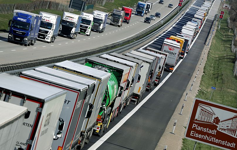 LKW stehen auf der Autobahn