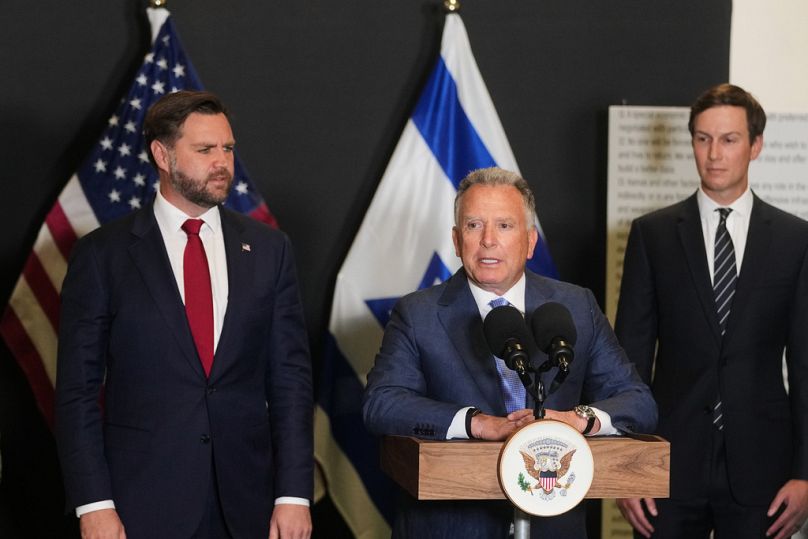 المبعوث الخاص إلى الشرق الأوسط ستيف ويتكوف يتحدث إلى وسائل الإعلام ونائب الرئيس جي دي فانس وجاريد كوشنر يقفان بجانبه في كريات جات، إسرائيل، الثلاثاء 21 أكتوبر 2025. 