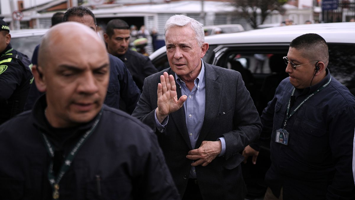 Supremo Tribunal de Bogotá retira as acusações de suborno e fraude processual contra antigo presidente Álvaro Uribe