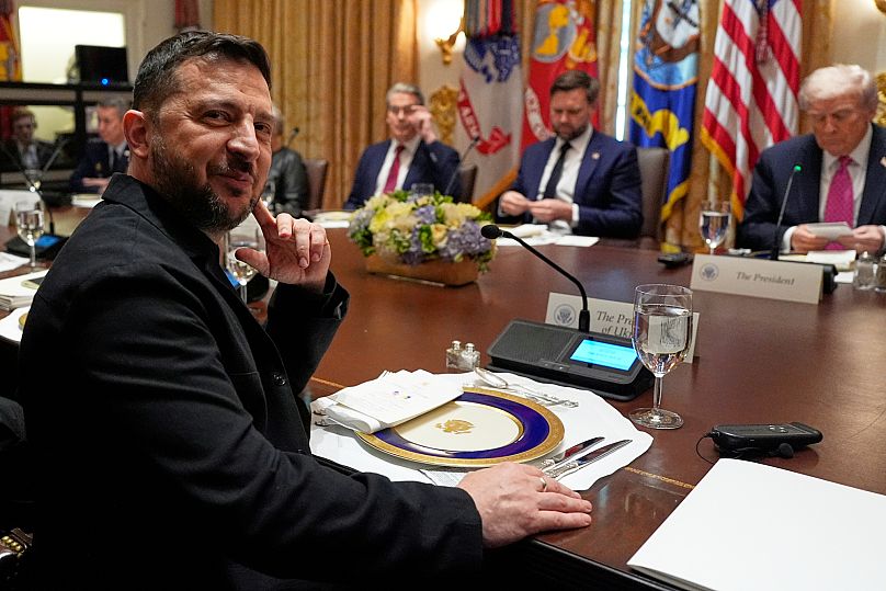 Le président ukrainien Volodymyr Zelenskyy, à gauche, assis avant un déjeuner avec le président Donald Trump, de droite, le vice-président JD Vance et le secrétaire au Trésor Scott Bessent dans la salle de conférence.