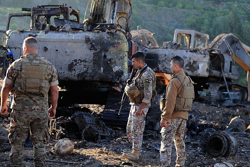 يقف جنود الجيش اللبناني على أنقاض ما دمرته غارات جوية إسرائيلية، في منطقة المصليح الجنوبية بلبنان، يوم السبت 11 أكتوبر 2025.