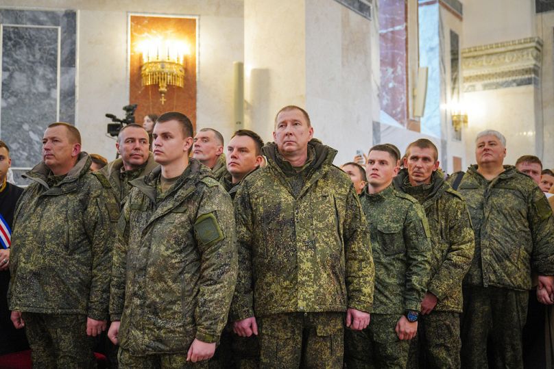 Russische Soldaten hören dem russisch-orthodoxen Patriarchen Kyrill, der am 19. Oktober 2025 die feierliche Weihe der Kirche des Großmärtyrers Georg des Siegreiche vornimmt
