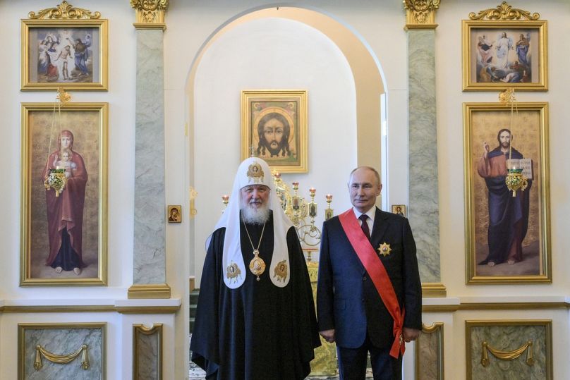 Der russisch-orthodoxe Patriarch Kyrill mit dem russischen Präsidenten Putin nach der großen Marineparade zum Tag der russischen Marine in St. Petersburg, 28. Juli 2024