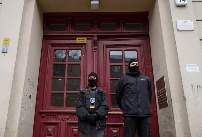 Polizisten stehen vor der Fussilet-33-Moschee nach einer Razzia, 28. Februar 201