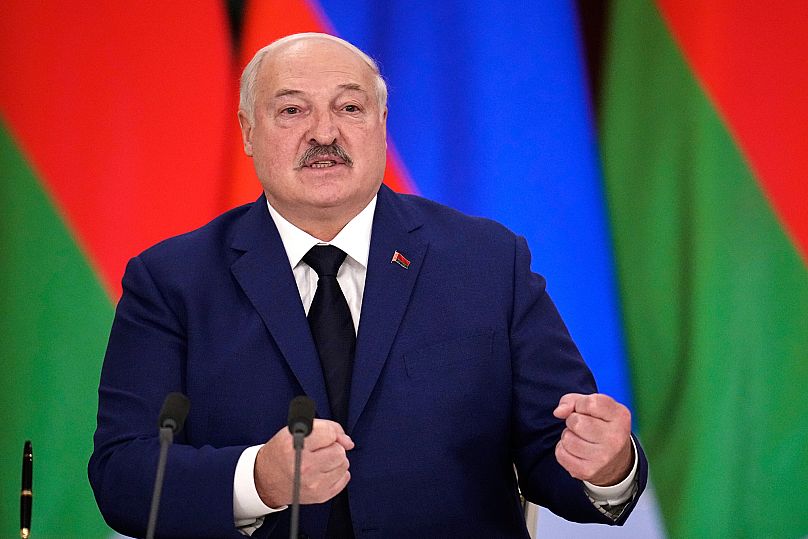 Ο πρόεδρος της Λευκορωσίας Aliaksandr Lukashenka χειρονομεί κατά τη διάρκεια κοινής συνέντευξης Τύπου στη Μόσχα, 13 Μαρτίου 2025