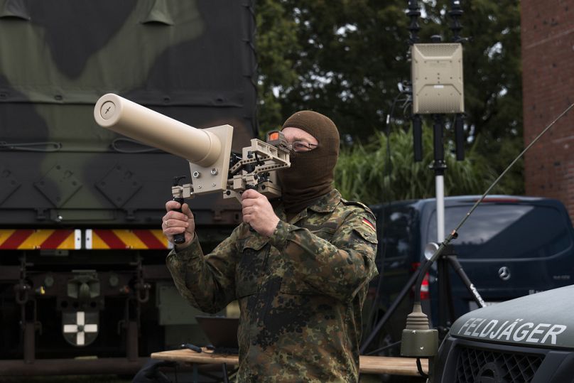 Ein Soldat in Hamburg, 26. September 2025, mit dem Counter UAV Jammer HP 47