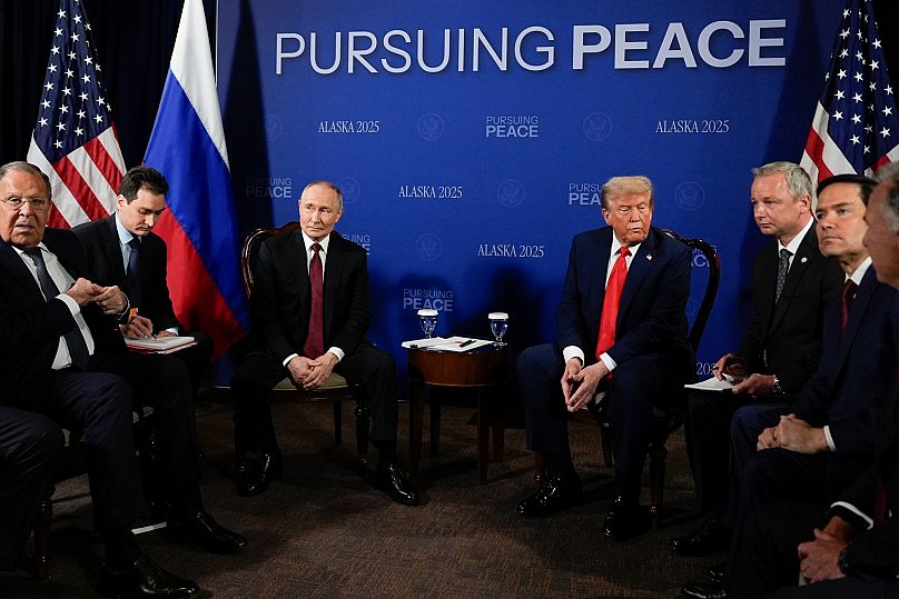 Donald Trump rencontre Vladimir Poutine le vendredi 15 août 2025 en Alaska, en présence de Sergueï Lavrov (tout à gauche) et de Marco Rubio (deuxième à droite)