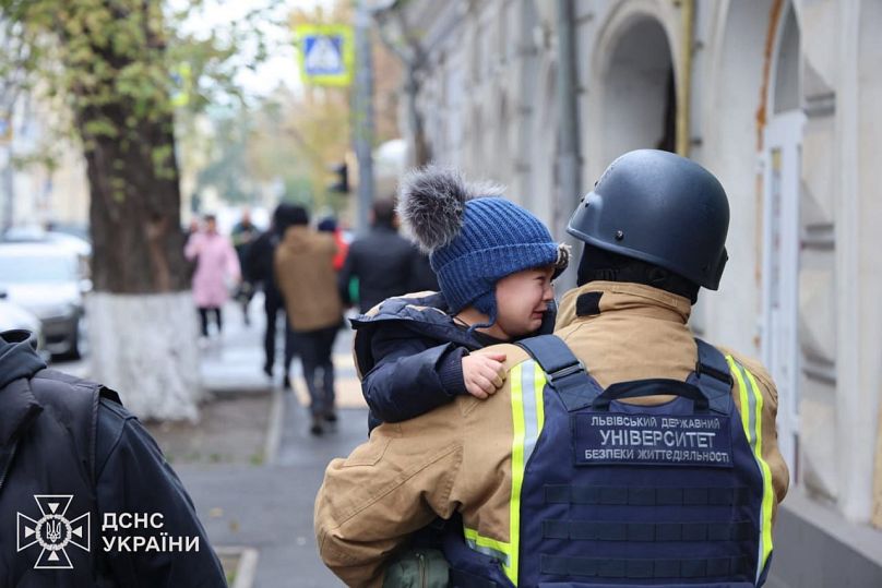 Niños evacuados de la guardería atacada por drones rusos en Járkiv, Ucrania, 22 de octubre de 2025.