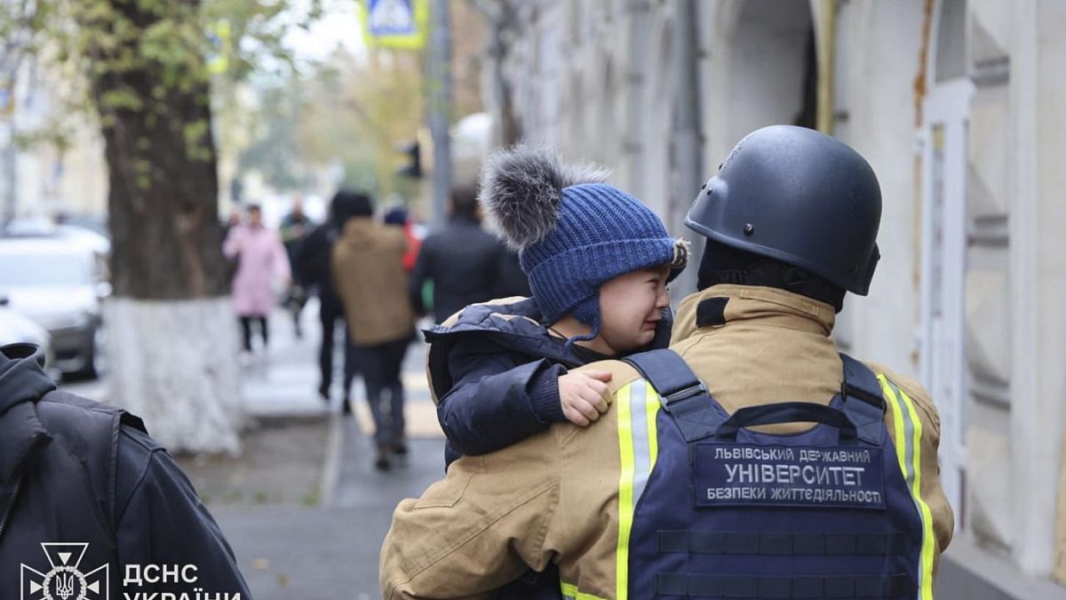 Kharkiv : des enfants évacués après qu'une frappe russe a touché une école maternelle