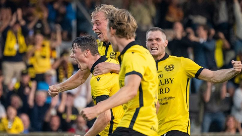 A Mjällby játékosa Elliot Stroud a gólját ünnepli csapattársaival, Herman Johanssonnal, Alexander Johanssonnal és Jacob Bergströmmel a Halmstad elleni svéd bajnoki mérkőzésen