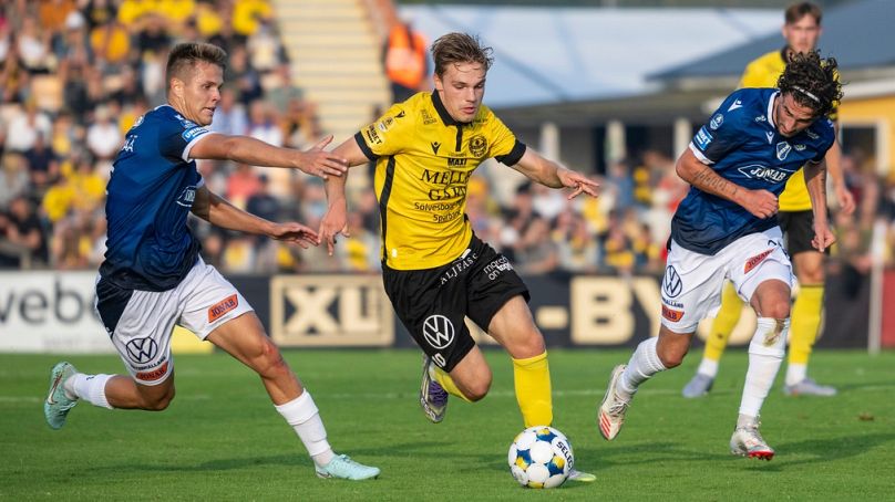 A Mjällby játékosa, Jeppe Kjaer Jensen labdával az ellenfél védői között a Halmstad elleni svéd bajnoki mérkőzésen 2025, augusztus 30-án