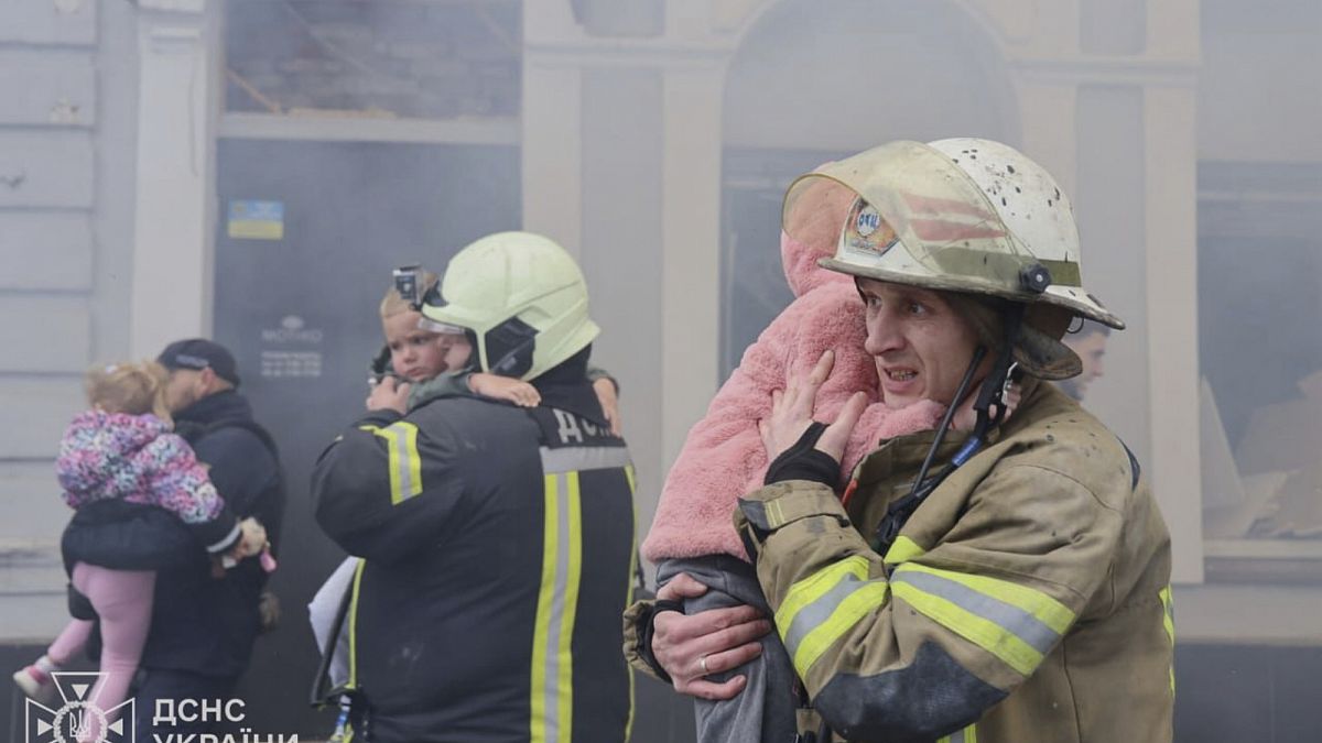 Des enfants évacués après une attaque russe contre une école maternelle à Kharkiv