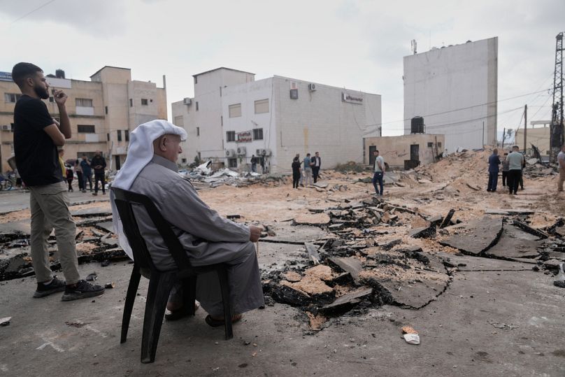فلسطينيون يتفقدون طريقًا مدمرًا بعد عملية عسكرية إسرائيلية في مدينة طوباس بالضفة الغربية، الأحد 19 أكتوبر/تشرين الأول 2025. 