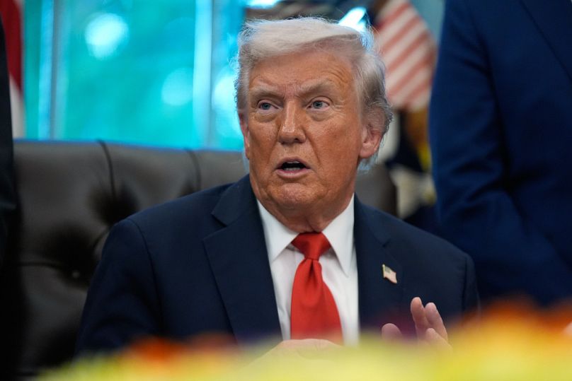  الرئيس دونالد ترامب يجيب على أسئلة الصحفيين خلال احتفال ديوالي في المكتب البيضاوي بالبيت الأبيض، الثلاثاء 21 أكتوبر/تشرين الأول 2025، في واشنطن. 