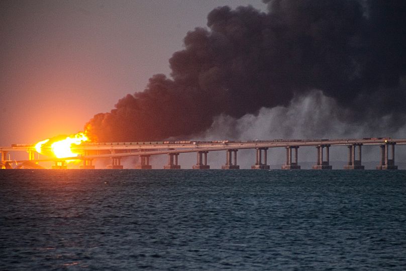 Пламя и дым поднимаются с моста, соединяющего Крым и Россию в Керчи, 8 октября 2022 года