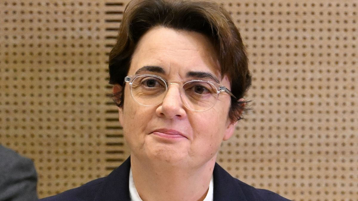 Vol de joyaux : la directrice du Louvre plaide pour un commissariat au sein du musée