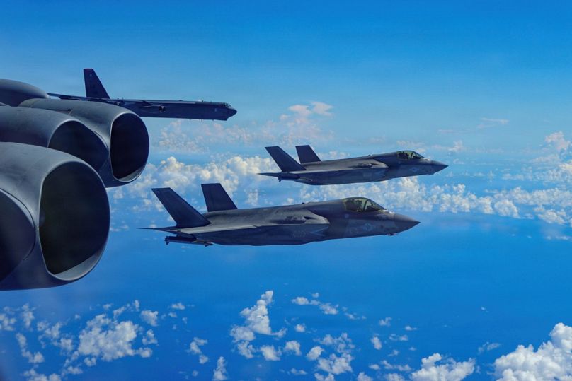 قاذفة B-52H التابعة لسلاح الجو الأمريكي تحلّق إلى جانب طائرات F-35B من سلاح مشاة البحرية.