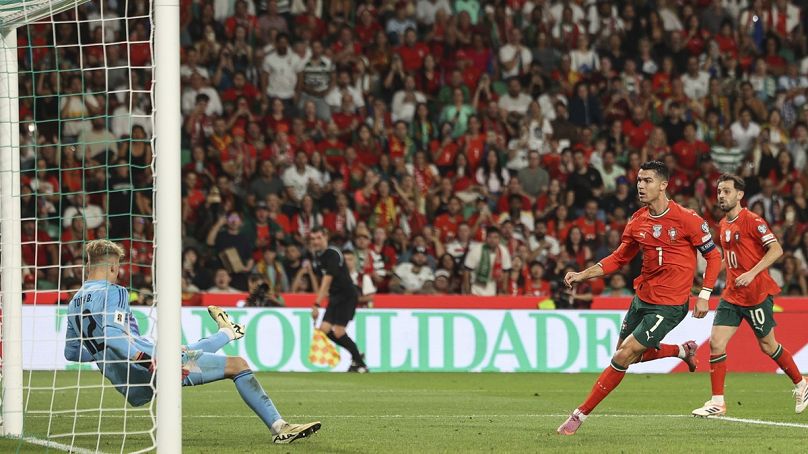 A portugál Cristiano Ronaldo (7) belövi csapata második gólját Tóth Balázs kapujába a Portugália - Magyarország (2-2) labdarúgó vb selejtezőn 2025. október 14-én