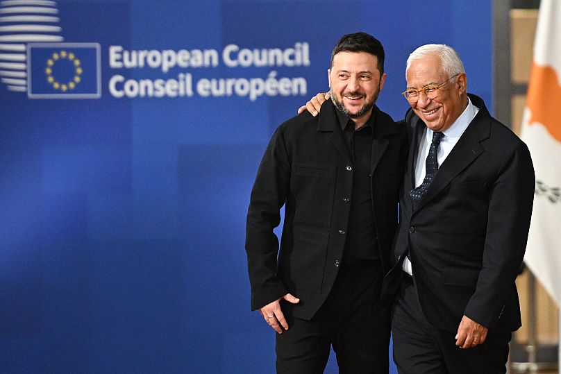 Le président ukrainien Volodymyr Zelensky et le président du Conseil européen  António Costa arrivent pour un sommet au bâtiment du Conseil européen à Bruxelles, jeudi matin