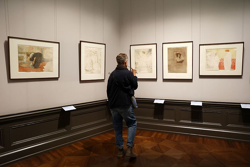 Bir ziyaretçi Henri de Toulouse-Lautrec'in 1864-1901 yılları arasında yaptığı "El Aynalı Kadın, levha 6" adlı tablosuna bakıyor.