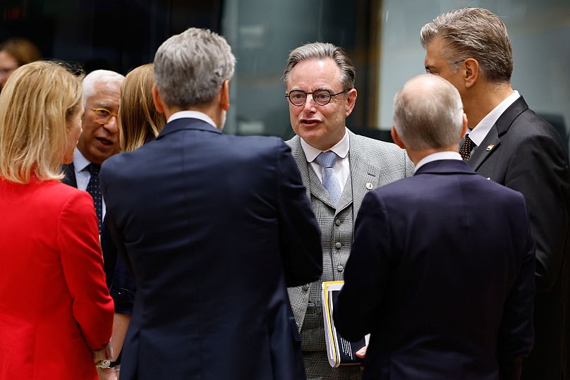 Der belgische Premierminister Bart De Wever spricht mit dem niederländischen und dem kroatischen Premierminister bei einem EU-Gipfel in Brüssel am Donnerstag, den 23. Oktober 2025. 