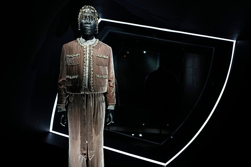 Un diseño de Grace Wales Bonner se exhibe en la exposición 'Superfine: Tailoring Black Style'