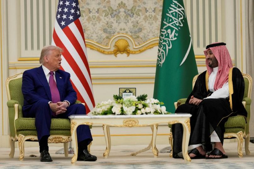  الرئيس دونالد ترامب وولي العهد السعودي الأمير محمد بن سلمان يتحدثان خلال اجتماع في القصر الملكي في الرياض، المملكة العربية السعودية، الثلاثاء 13 مايو 2025.