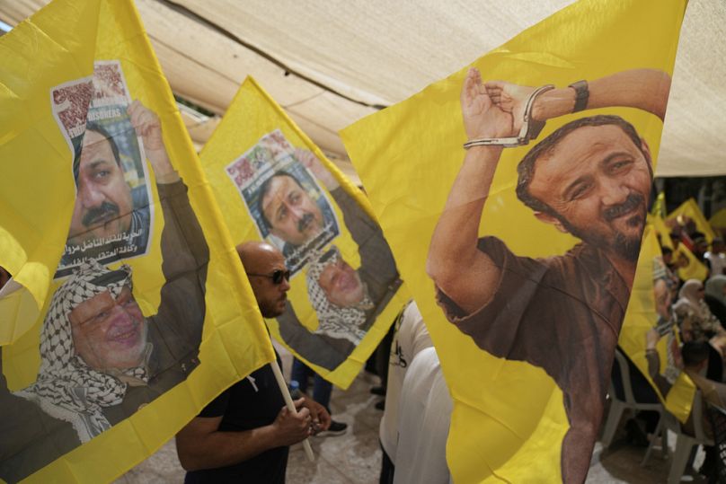 يحمل أنصار الزعيم الفلسطيني الشهير مروان البرغوثي أعلام فتح مع صورته، الثلاثاء 19 أغسطس/آب 2025. 