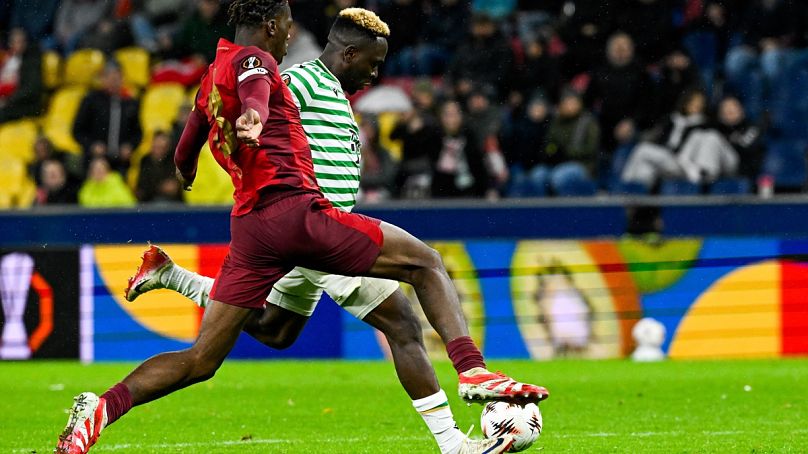 Bamidele Yusuf (zöld-fehérben) gólt szerez Joane Gadou mellett az RB Salzburg - FTC labdarúgó Európa-liga mérkőzésen a salzburgi Red Bull Arénában 2025. október 23-án