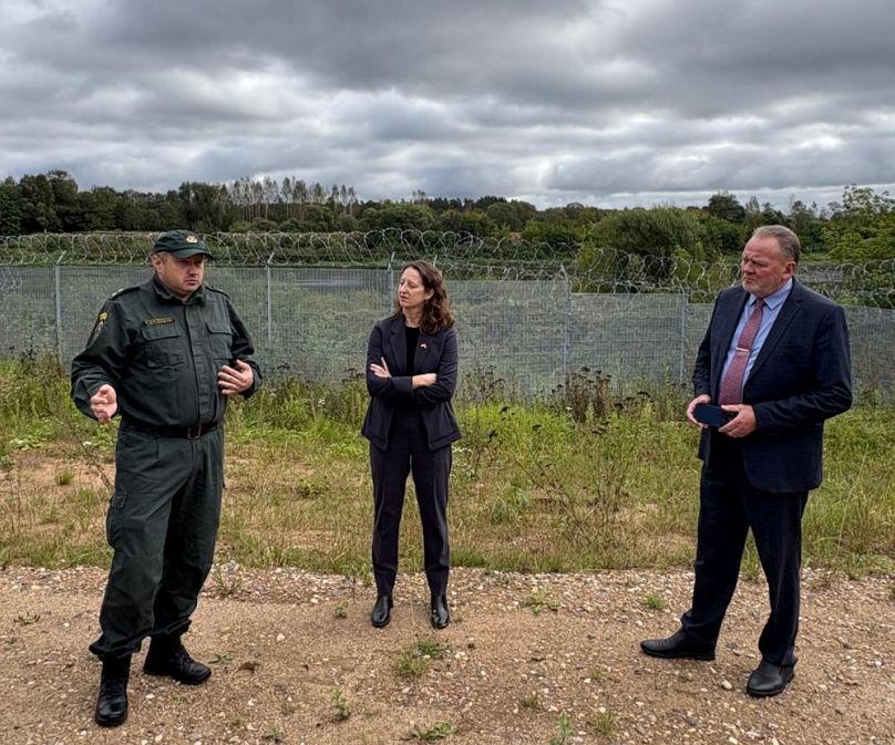 Vadims Grickovs az USA rigai nagykövetségének helyettes ügyvivőjével és egy helyi polgármesterrel a lett-belarusz határon, 2025 szeptemberében