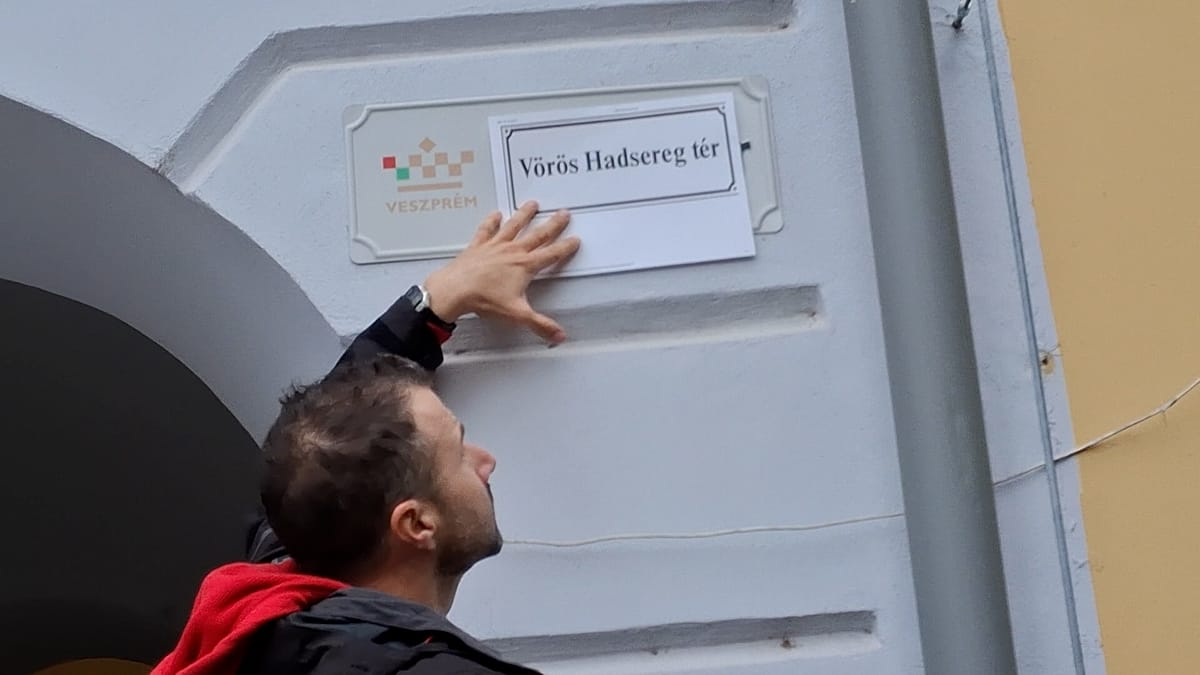 Kutyapárt ünneplése Orbán beszéde alatt: Szovjet feliratok és flashmob Veszprémben Kutyapárt ünneplése Orbán beszéde alatt: Szovjet feliratok és flashmob Veszprémben