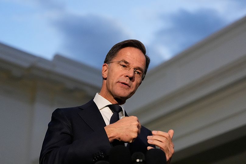 O secretário-geral da NATO, Mark Rutte, fala com jornalistas após uma reunião com o presidente dos EUA, Donald Trump, na Casa Branca, a 22 de outubro de 2025