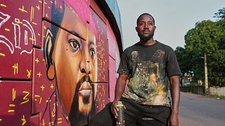À Conakry, le graffiti colore la ville et change les mentalités
