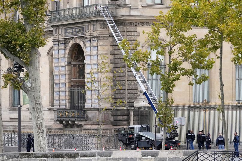 Paris’teki Louvre Müzesi’nde hırsızların kullandığı asansörün yanında polis memurları. 19 Ekim 2025.