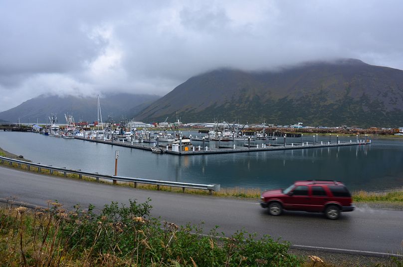 Un conducteur passe devant le petit port de plaisance de King Cove, en Alaska, le 23 septembre 2013