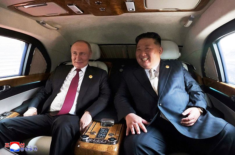 Przywódca Korei Północnej Kim Dzong Un i prezydent Rosji Władimir Putin rozmawiają wewnątrz pojazdu w Pekinie, 3 września 2025 r.