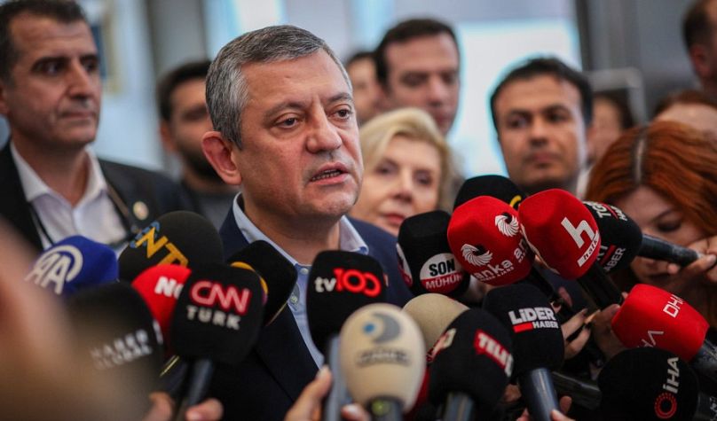 Cumhuriyet Halk Partisi Genel Başkanı Özgür Özel, CHP Genel Merkezi’nde basın mensuplarının sorularını yanıtlarken, 23 Ekim 2025
