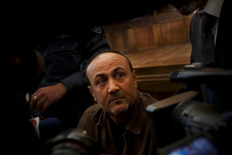 في هذه الصورة المأخوذة يوم الأربعاء، 25 يناير/كانون الثاني 2012، يظهر القيادي البارز في حركة فتح، مروان البرغوثي، أمام محكمة القدس.