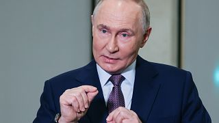 Guerre en Ukraine : Vladimir Poutine réagit aux sanctions américaines et européennes 