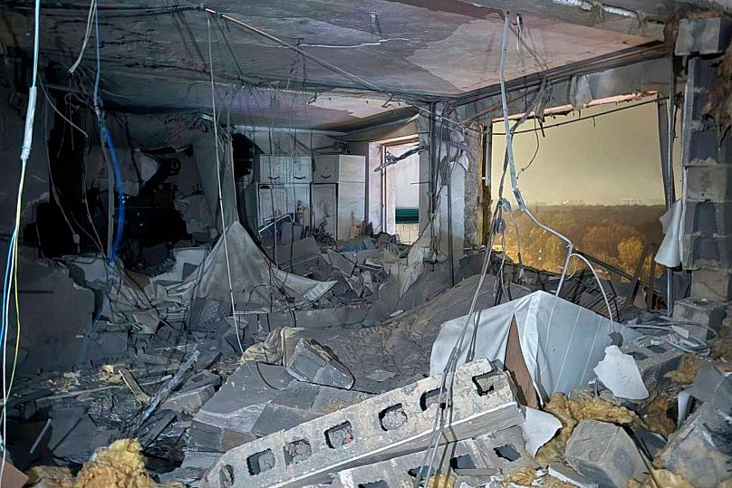 Una veduta dell'appartamento del condominio multipiano danneggiato da un drone ucraino a Krasnogorsk, 24 ottobre 2025