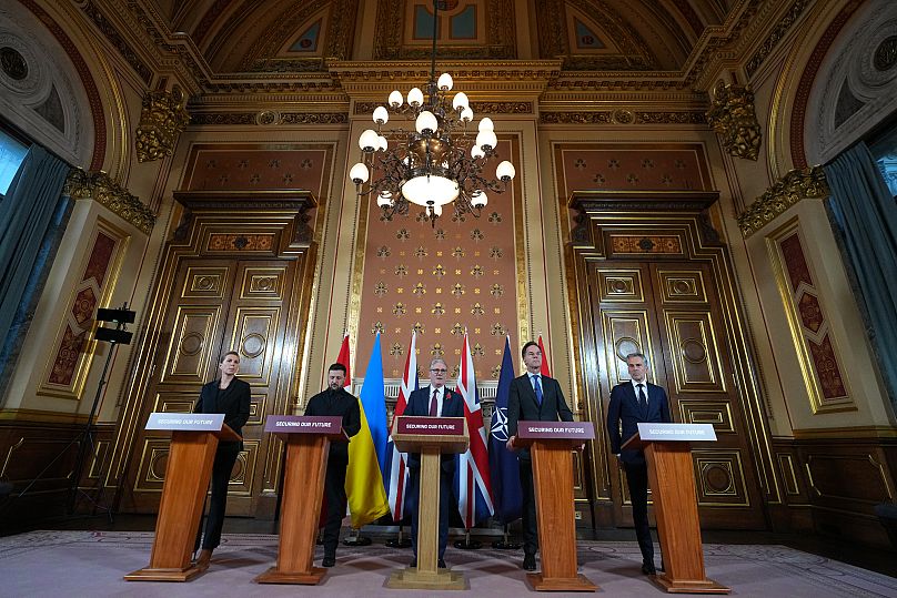 Mette Frederiksen, Volodymyr Zelensky, Keir Starmer, Mark Rutte e Dick Schoof parlano con i media a Londra, 24 ottobre 2025
