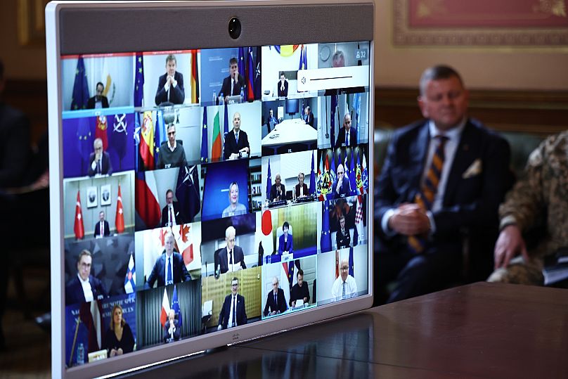 Una schermata mostra i leader collegati alla riunione dei Volenterosi a Londra (24 ottobre 2025)