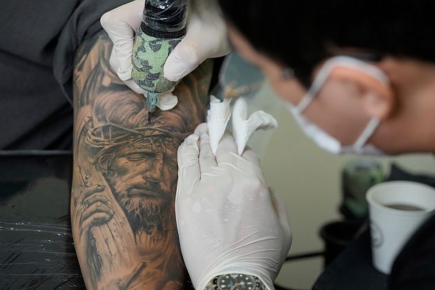Corée du Sud : la vie cachée des tatoueurs clandestins 
